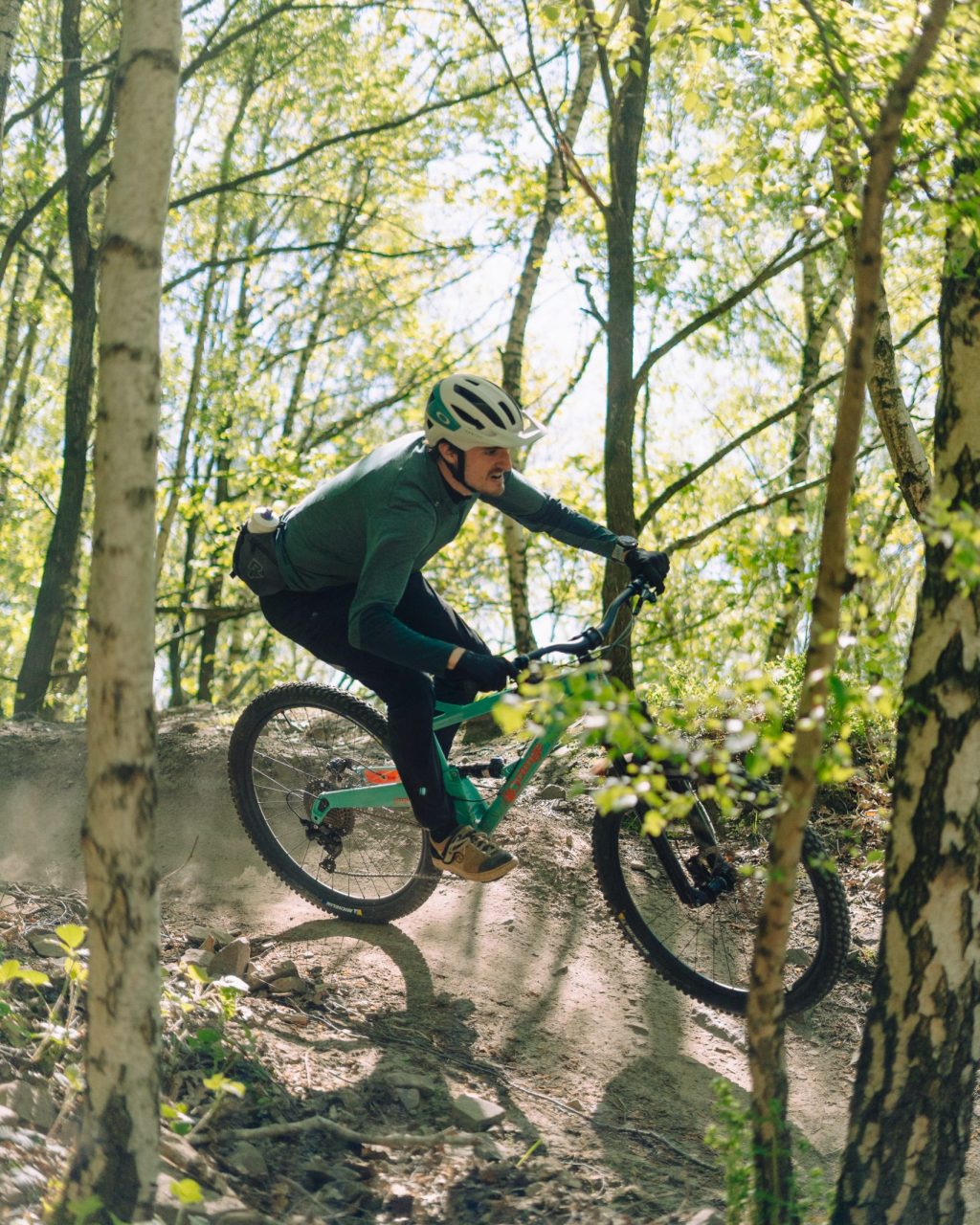 Cycliste VTT de descente prenant un virage en hauteur